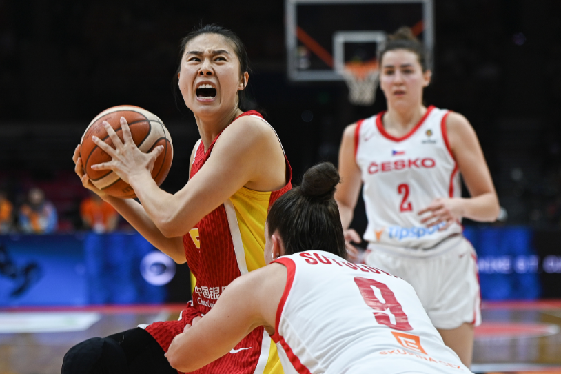 开云下载-宝刀不老！王思雨连续两场全队最高分 关键时刻连得9分制胜